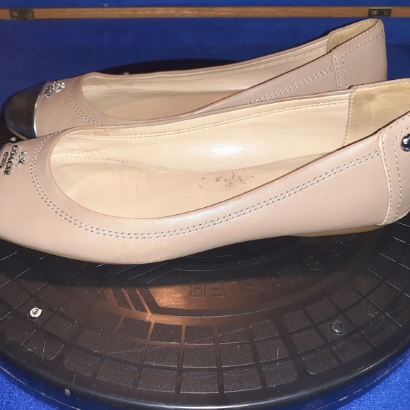 Coach " Chelsea " Beige & Silver Leather Cap Toe Ballet Flats Sz. 6.5B - Picture 3 of 9